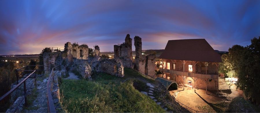 Zřícenina hradu Košumberk se zrekonstruovaným palácem za soumraku